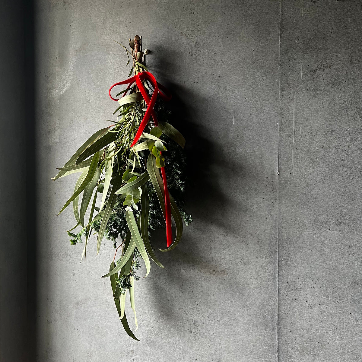 針葉樹とユーカリのフレッシュグリーンスワッグ – パコスフラワー