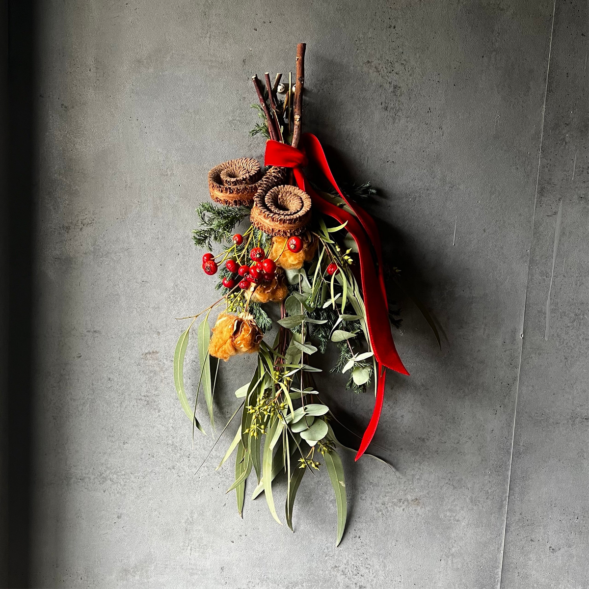 ブラウンコットンフラワーとタルホーンのスワッグ – パコスフラワー